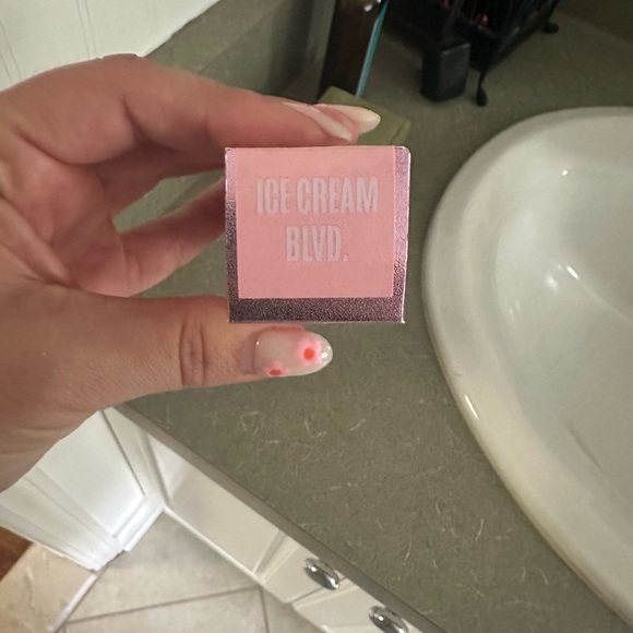 Jeffree Star Cosmetics cream blush - in shade “Ice cream Blvd” - Picture 3 of 3